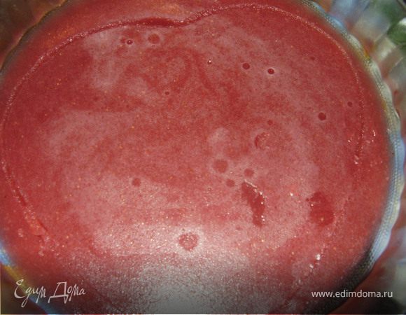 Желе застыло в холодильнике.Берем бортик формы и вырезаем по ней сердечко.