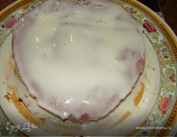 Сверху смазываем сметанным кремом.Кладем сверху верхний срезаный корж.