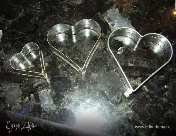 Из оставшегося желе формочками для печенья в виде сеодечек разных размеров,вырезаем для украшения сердечки.