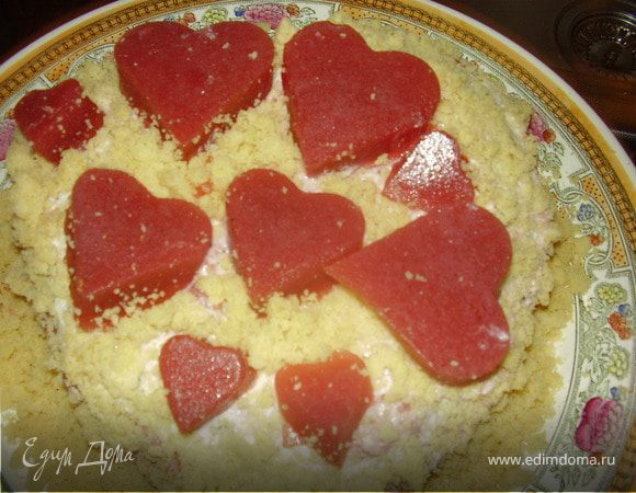 Сверху обильно обсыпаем торт крошкой мякоти из коржа.Выкладываем сердечки из желе и ставим в холодильник до утра .С любовью и радостью на утро к праздничному столу!