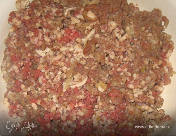 Говядину прокрутить через мясорубку вместе с луком. немного посолить, поперчить. 