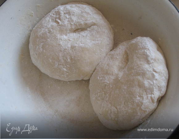 Замесить тесто. Муку просеять, добавить яйцо, и холодную воду с солью.