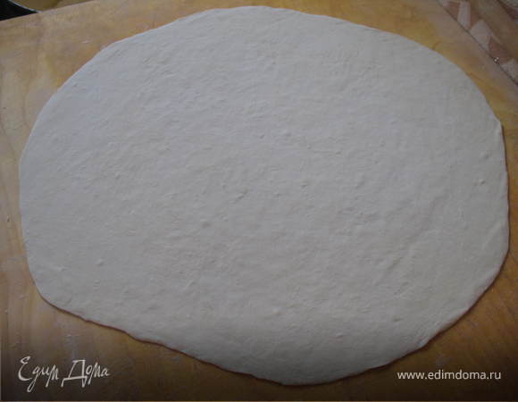Тонко раскатать тесто.