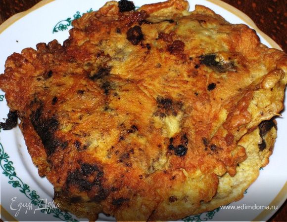 Печень помыть, нарезать порционными кусками толщиной около 1.5 см. Слегка отбить с одной стороны. Посолить, поперчить. Для кляра - взбить яйца с мукой, солью, перцем, паприкой и розмарином. Обмакнуть и жарить на раст. масле с каждой стороны мин. по 7-10. Это дело вкуса, кто любит с кровью, чуть меньше. Я выключаю как только перестает выделяться розовая жидкость. Кстати, больше понравилось смешать яйца со специями и солью, обвалять отбивную в муке, затем в яйцах - и на сковороду. Получаются презентабельнее, чем у меня в данном случае. Приятного аппетита!