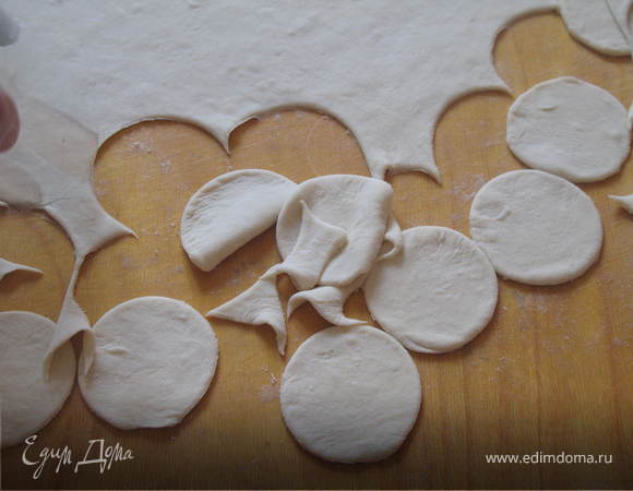 Вырезаем небольшие кружочки из теста.