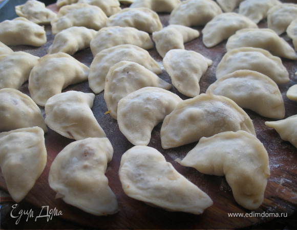 Лепим вареники. Выкладываем начинку чайной ложкой на кружочек. Залепляем. Края теста просто залепляю, так получается тонко и меньше теста. 