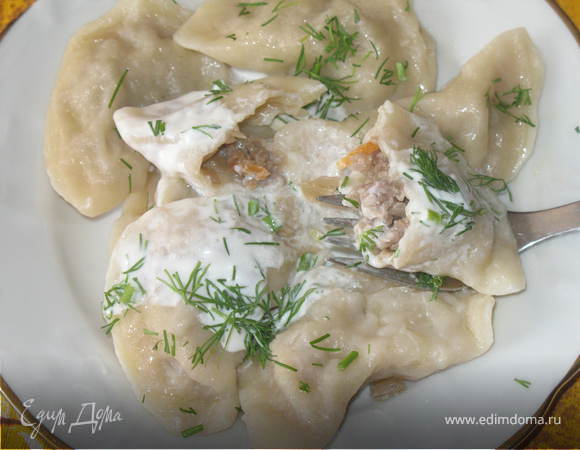 В кипящую подсоленную воду опускайте готовые вареники, доведите до кипения и варите при слабом кипении. 
Когда вареники всплывут на поверхность, варите их еще 5 минут. 