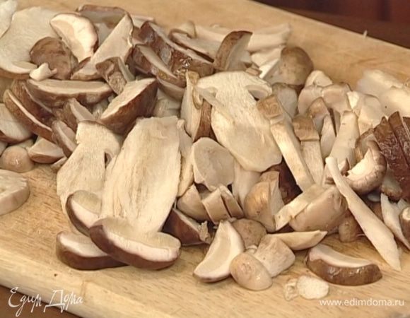 Грибы нарезать вдоль пластинками толщиной 5 мм.