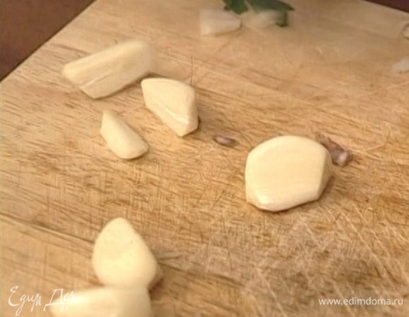 Чеснок почистить.
