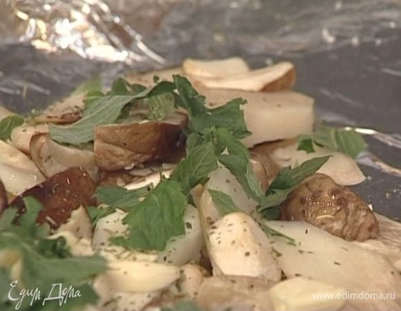 В каждый карман влить по 1 ст. ложке масла, уложить порцию грибов, 2 зубчика чеснока, посолить и поперчить, присыпать мятой.