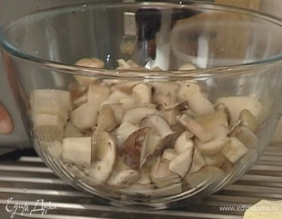 Почистить и крупно нарезать грибы.