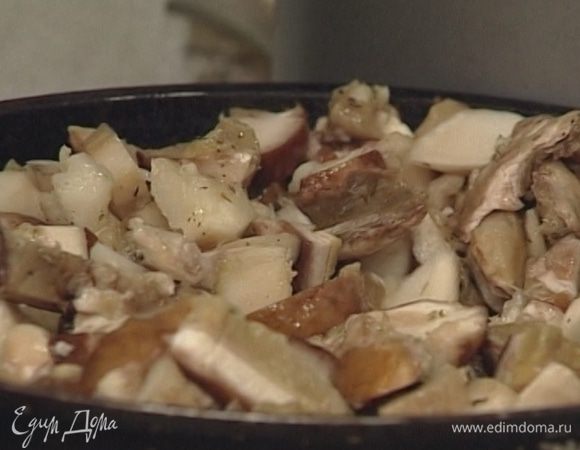 Добавить в сковороду грибы, майоран, соль и перец. Жарить на медленном огне, не накрывая крышкой, 5−6 минут.