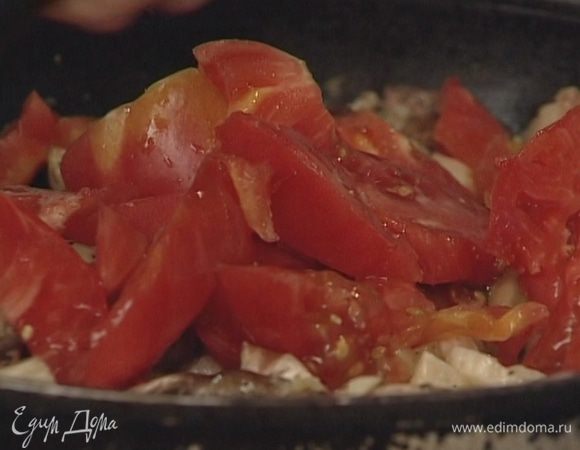 Оставшиеся помидоры нарезать крупными дольками и тоже добавить в сковороду.