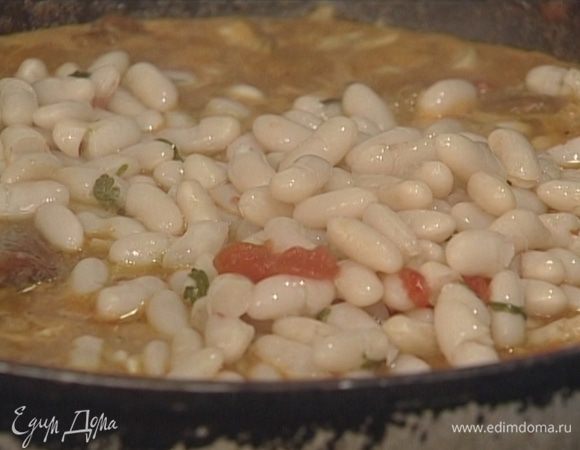 Отправить фасоль к грибам и потушить все вместе еще 10 минут. Попробовать; если нужно, еще раз посолить и поперчить.