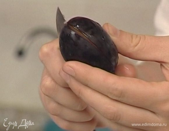 Фрукты и ягоды вымыть, просушить бумажным полотенцем, вынуть косточки.