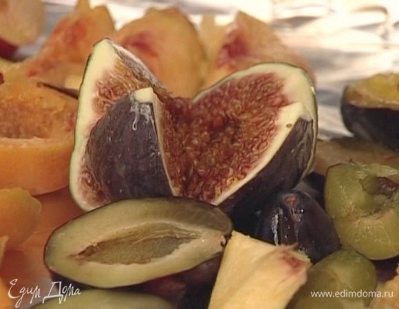 Все фрукты нарезать так, чтобы они были примерно одинакового размера.