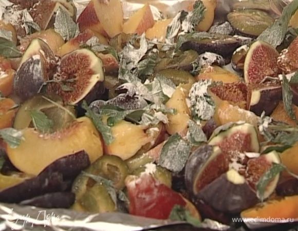 Уложить на противень, посыпать мускатным орехом и сахарной пудрой и запекать в разогретой духовке 15—20 минут.