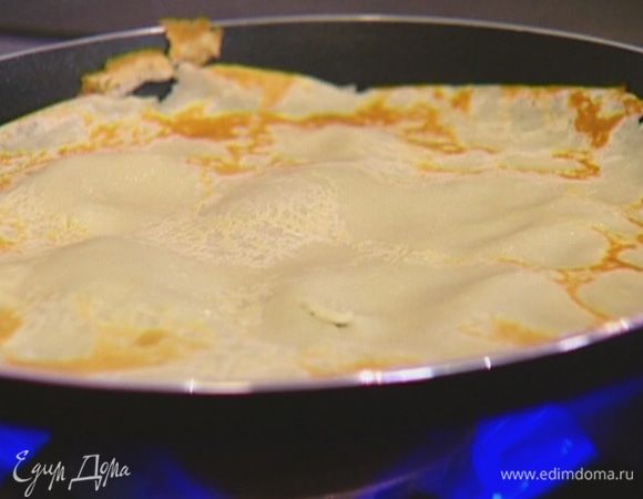 Разогреть блинную сковороду и, смазывая ее при помощи кулинарной кисточки оливковым маслом, испечь блины (сильно не зажаривать!).