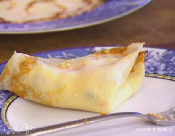 На одну половинку каждого блина выложить немного творожной начинки, накрыть другой половинкой и сложить пополам, чтобы получились треугольники.