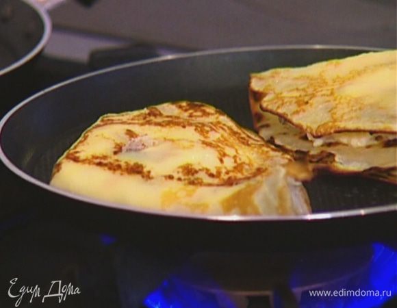 Обжарить начиненные блинчики на разогретой сковороде с двух сторон.