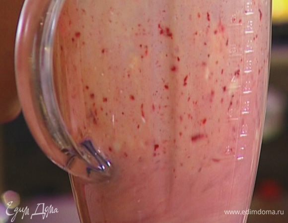 Влить йогурт и апельсиновый сок и взбить.