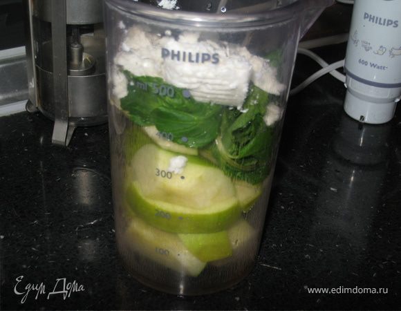 У меня в данном случае яблоко, с бананом слаще, но яблочко придает еще большую свежесть. Можно положить и то и другое, либо другой фрукт или ягоды. Классно с киви, абрикос, персик - фантастика. КЛУБНИКА! ... Яблоко можно почистить, мне нравится со шкуркой. удаляем сердцевину, складываем в блендер + другие ингредиенты.