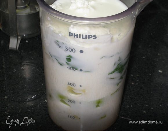Взбиваем. Моя ошибка - поленилась доставать коктейльный блендер-чашу. Решила сделать погружным. Больше усилий и не такой однородный результат, да еще и стакан слишком полный. Это видно на фото.