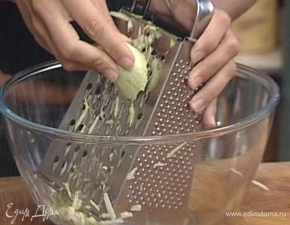 Кабачки натереть на крупной терке, не снимая с них кожуры.