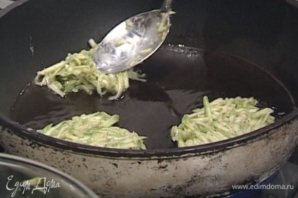 Разогреть в сковороде растительное масло и жарить оладушки по полторы-две минуты на каждой стороне.