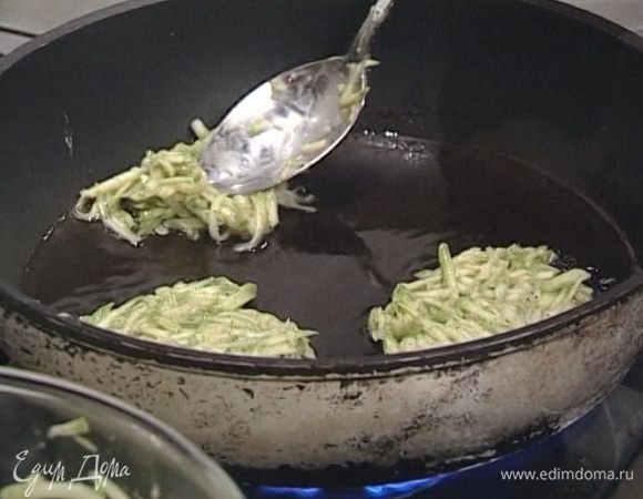 Разогреть в сковороде растительное масло и жарить оладушки по полторы-две минуты на каждой стороне.