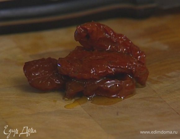 Сыр нарезать небольшими кусочками, вяленые помидоры – широкими полосками.