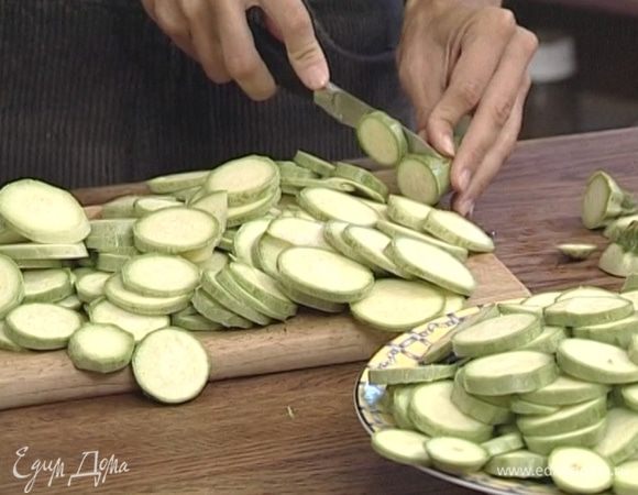 Кабачки нарезать кружками толщиной 5 мм. 