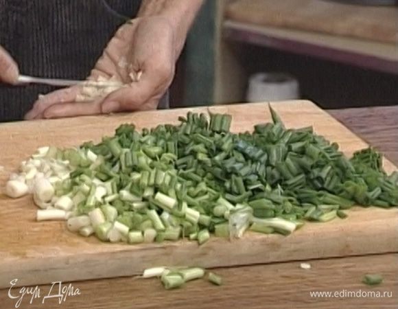 Зеленый лук и мяту измельчить.