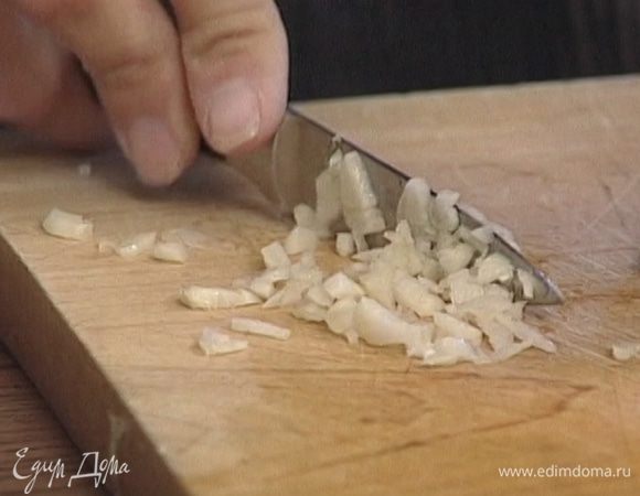 Чеснок почистить и мелко нарубить.
