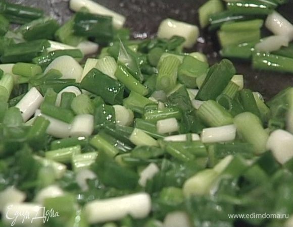 Разогреть в сковороде 1 ст. ложку сливочного масла, добавить чеснок, лук, мяту, орегано и, помешивая, прогревать около минуты.