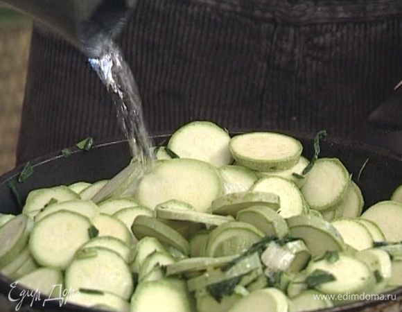 Добавить кабачки, влить 200 мл горячей воды, накрыть крышкой и оставить томиться на медленном огне 15−20 минут.