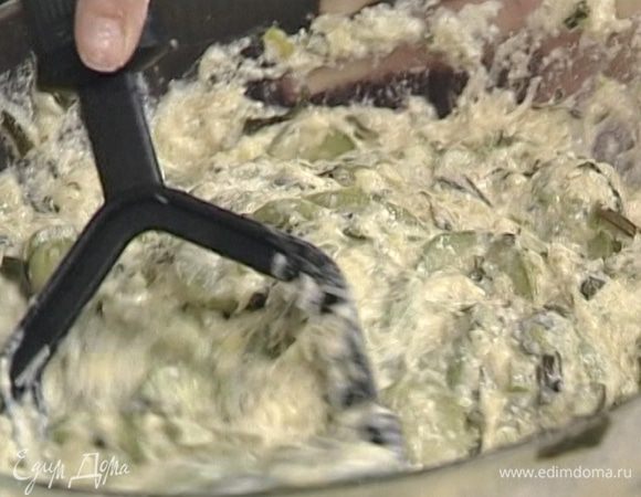 Половину потушившихся кабачков размять с творогом толкушкой для картошки, добавить сливки и яйца и вымешать.