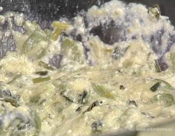 Добавить остальные кабачки и 120 г натертого сыра, посолить и поперчить по вкусу.