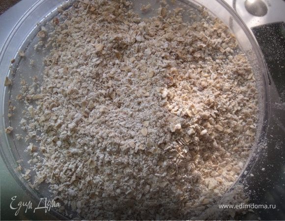 Вместо овсяной муки я беру овсяные хлопья и измельчаю блендером.  В миске смешиваем две муки. В чашу хлебопечи наливаем воду, затем высыпаем муку, соль,сахар, дрожжи и раст. масло. Ставим функцию тесто и ждем. 