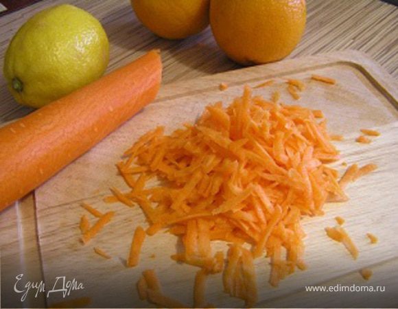 Морковь натереть на терке, посыпать сахарной пудрой, добавить сок лимона, перемешать.