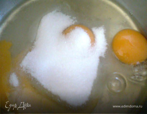 Яйца вбить в кастрюлю,добавить 2 ст.л.сахара и 1 ст.л.ванильного сахара,все взбить.