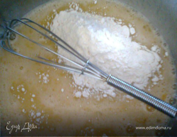 Затем к яйцам добавить муку и 100 мл холодного молока.Все снова взбить.