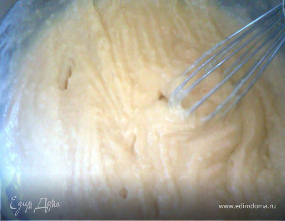 Когда молоко введено,кастрюлю ставим на огонь,непрерывно мешая, греем до загустения.Затем крем снимаем с огня и остужаем до комнатной температуры.