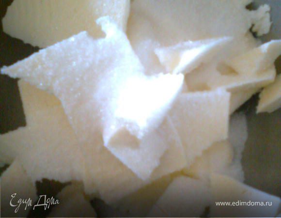 К маслу добавляем 1 ст.л.сахара,взбиваем до посветления.