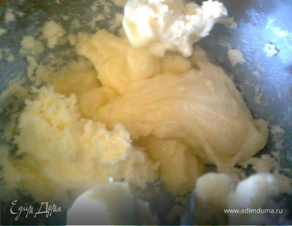 Когда масло взбито,начинаем добавлять по одной столовой ложке крем и взбиваем.Должен получиться однородный крем.