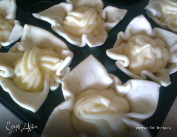 В каждую тарталетку выкладываем крем.