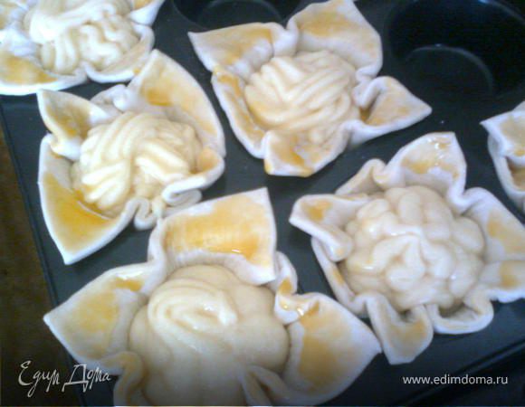 Края смазываем яичным желтком.