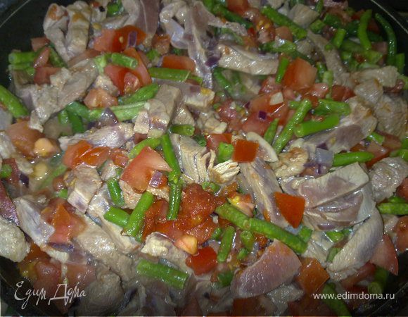 На сковороде на оливковом масле обжарить лук и чеснок доя мягкости, туда положить индейку и жарить минуты три. Добавить помидоры, порубленные консервированные томаты, хорошо перемешать, посолить-поперчить, тушить до готовности индейки. Положить в сковороду зеленый горошек (или фасоль), перемешать.