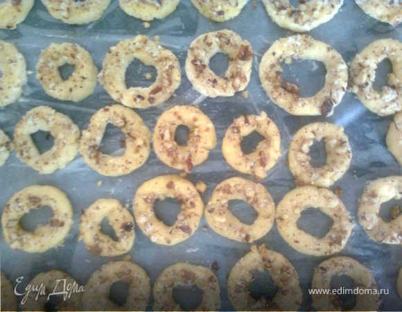 Выкладываем подготовленные бублики на смазанный противень (я пользовалась бумагой для выпечки) и выпекаем в течении 15-20 минут (200-220градусов).
