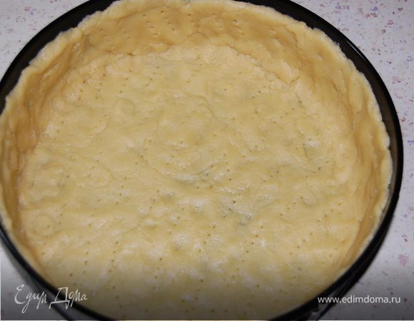 Раскатать и выложить в форму, сделав бортики. Выпекать 10 минут при 180°С.